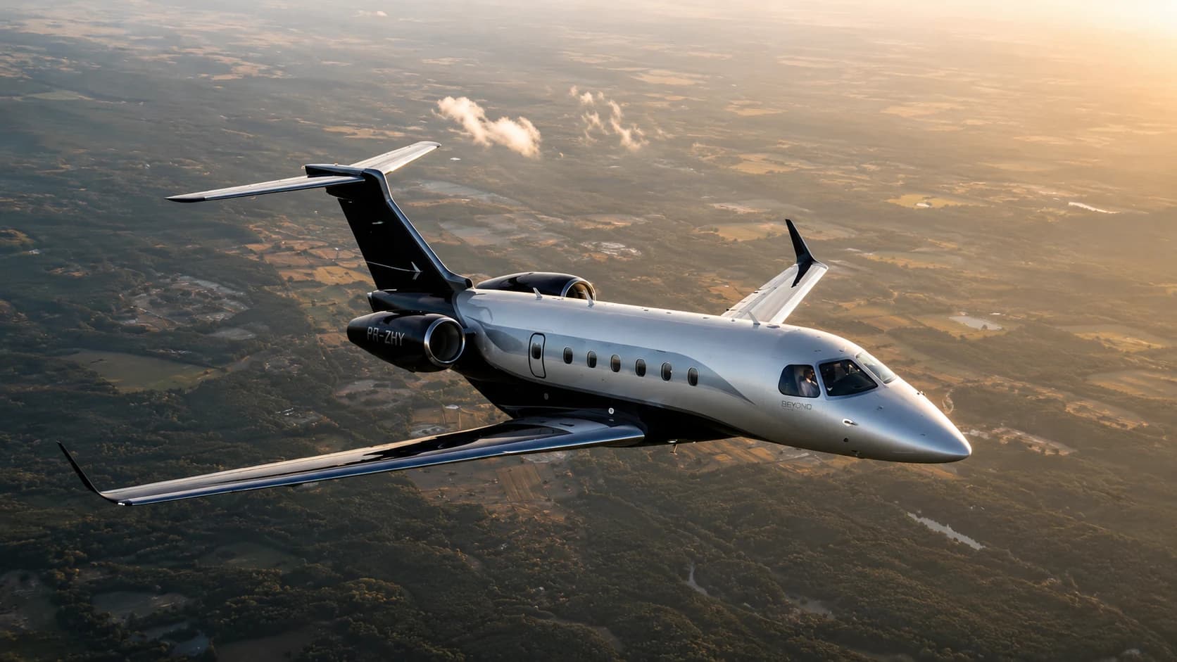 Beyond Businessjet im Steigflug bei Sonnenuntergang